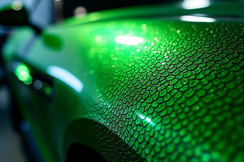 Vehículo deportivo con un wrap de vinilo con textura de piel de serpiente verde brillante